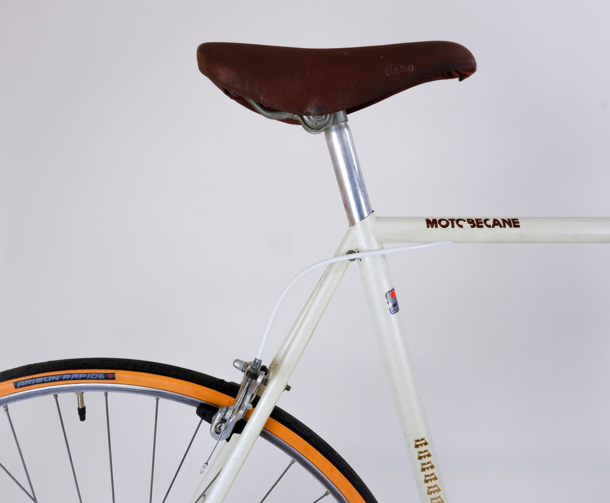Motobecane MBK Trainer Road Bike, White 57cm, seat clamp, saddle and "Motobecane" logo on top tube